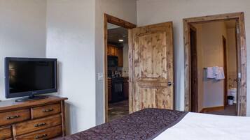 Condo, 2 Bedrooms | 2 bedrooms, iron/ironing board, free WiFi, bed sheets