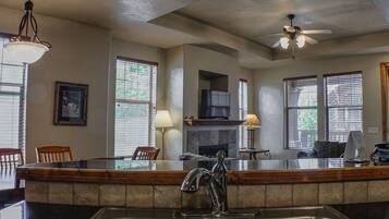 Condo, 2 habitaciones | Cocina privada | Microondas y tetera eléctrica