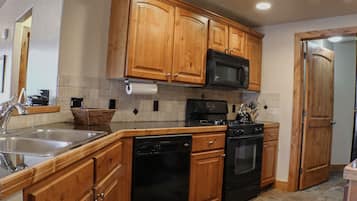 Condo, 2 habitaciones | Cocina privada | Microondas y tetera eléctrica