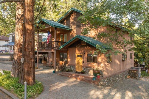 Game Room, 5 Bedrooms, Multiple Decks, 350 yards to The Pines Village & Marina