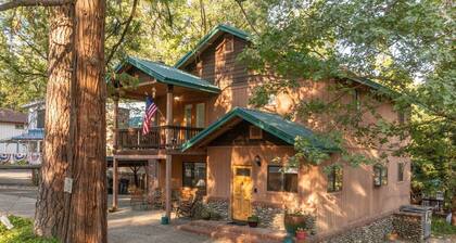 Game Room, 5 Bedrooms, Multiple Decks, 350 yards to The Pines Village & Marina