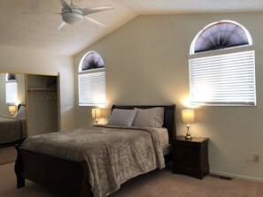 4 عدّة غرف نوم ومكواة/لوح كي وواي فاي مجانًا وملاءات أسرّة