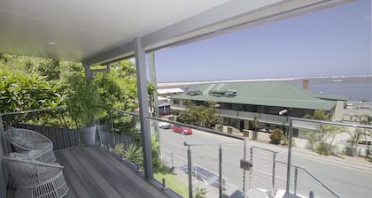 UNIT 1.. OPPOSITE THE OCEAN.. BEACH ..RIVER..PET FRIENDLY. 1 FREE PARKING