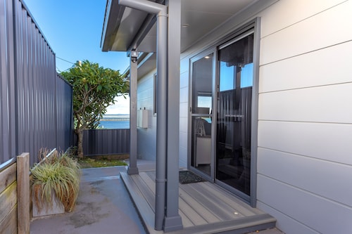 UNIT   1.. OPPOSITE THE OCEAN.. BEACH ..RIVER..PET FRIENDLY. 1 FREE PARKING  
 
