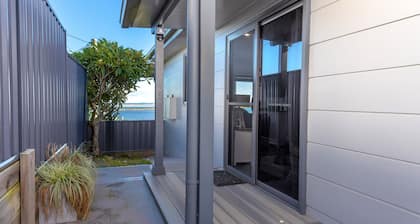 UNIT 1.. OPPOSITE THE OCEAN.. BEACH ..RIVER..PET FRIENDLY. 1 FREE PARKING