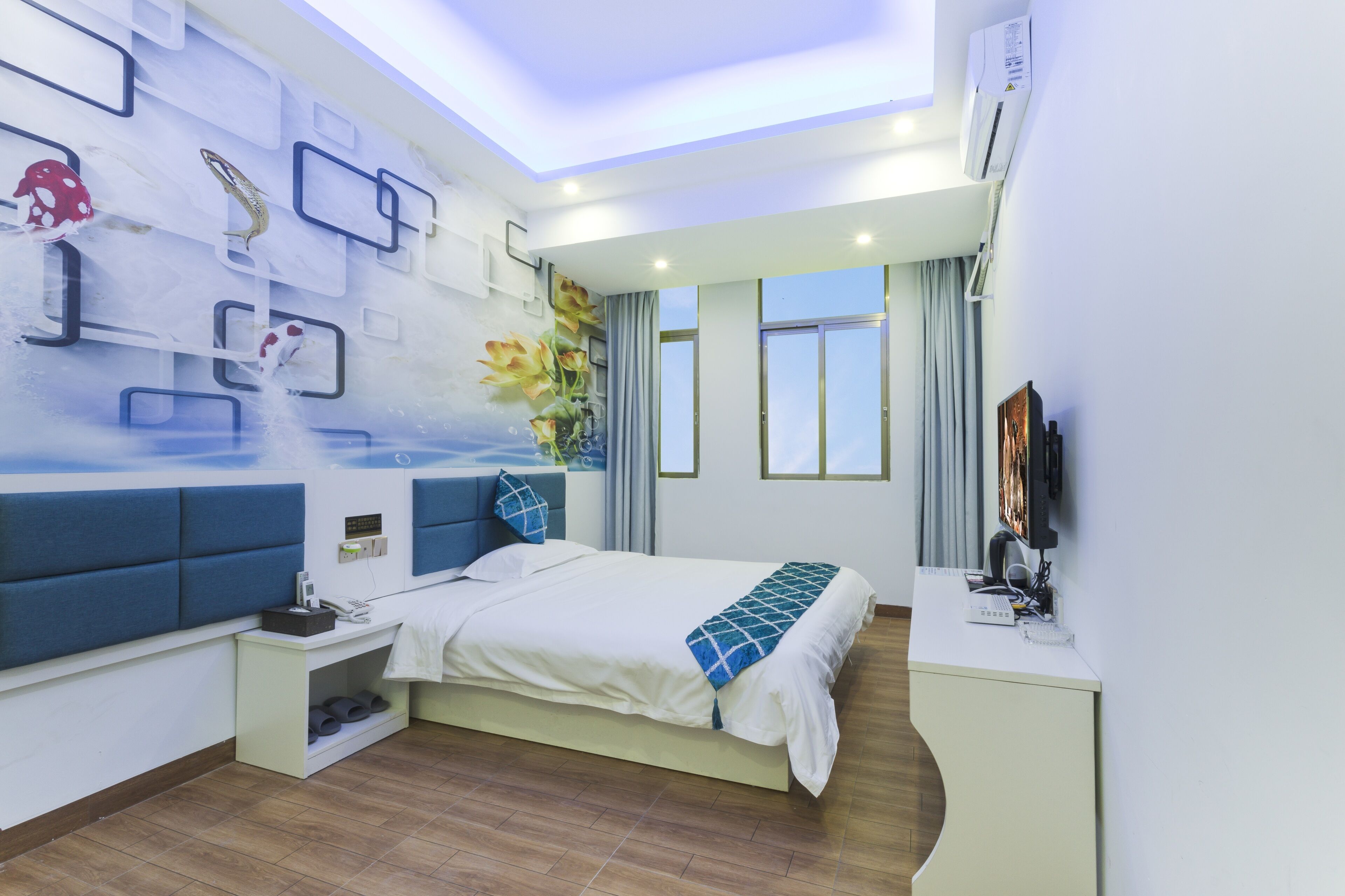 budget double room | desk, blackout curtains, free wifi, bed sheets