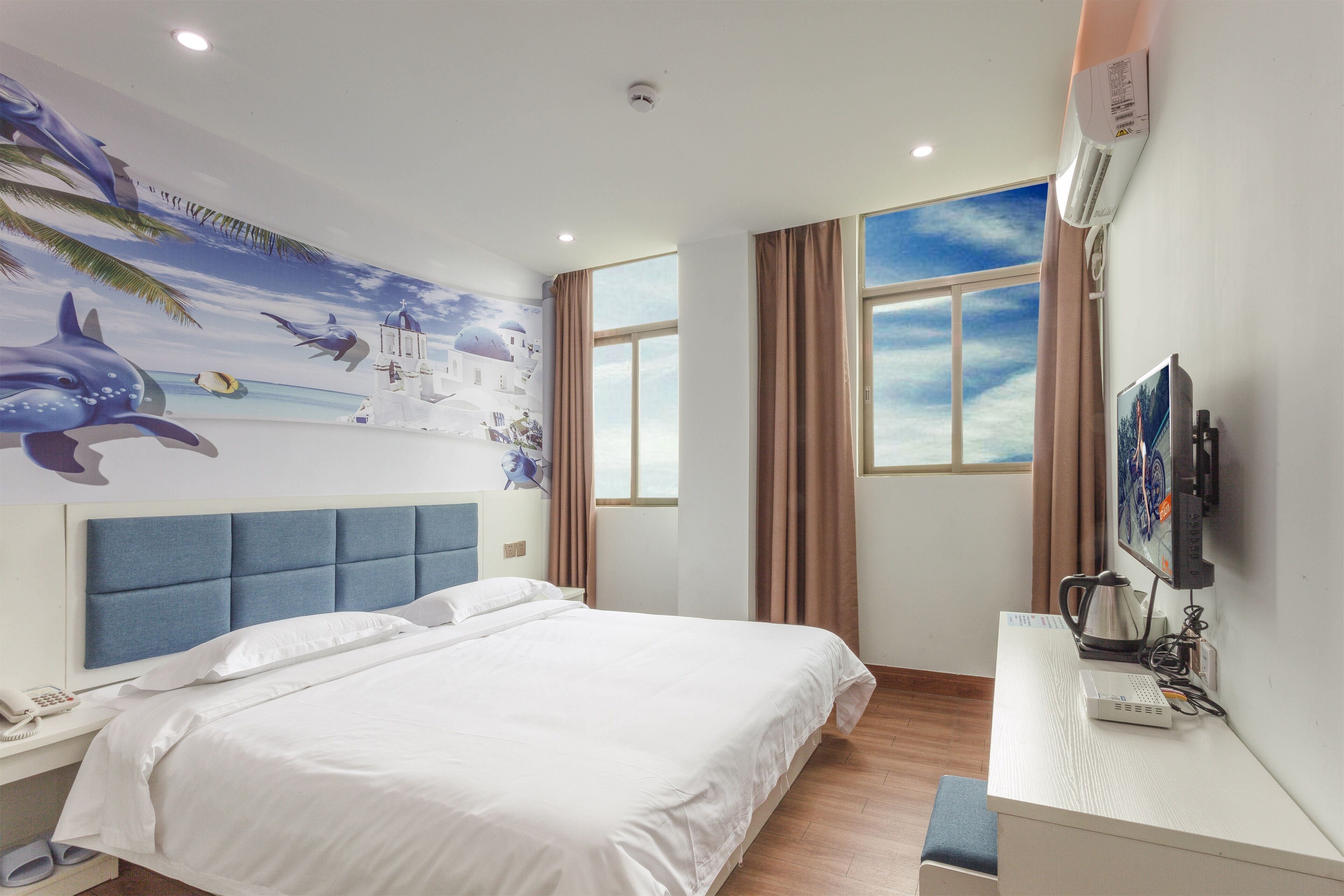 deluxe double room | desk, blackout curtains, free wifi, bed sheets