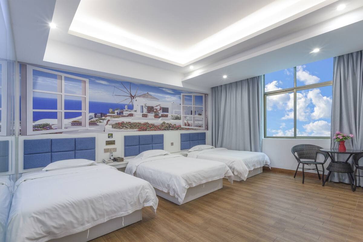 triple room | desk, blackout curtains, free wifi, bed sheets