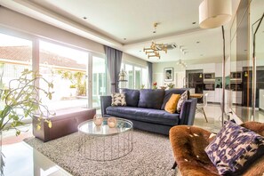 Flat-screen TV - Luxury Pool Villa Pattaya - Ocean 1 (Muang Pattaya)