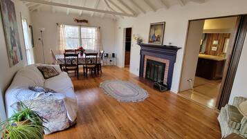 Smart TV, fireplace