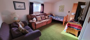 Smart TV, fireplace - Funky and Charming Home! (Laramie)