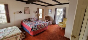 3 bedrooms, travel cot, free WiFi, bed sheets - Funky and Charming Home! (Laramie)