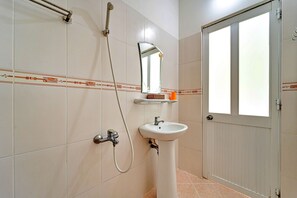 Bruser, gratis toiletartikler, hårtørrer, hjemmesko