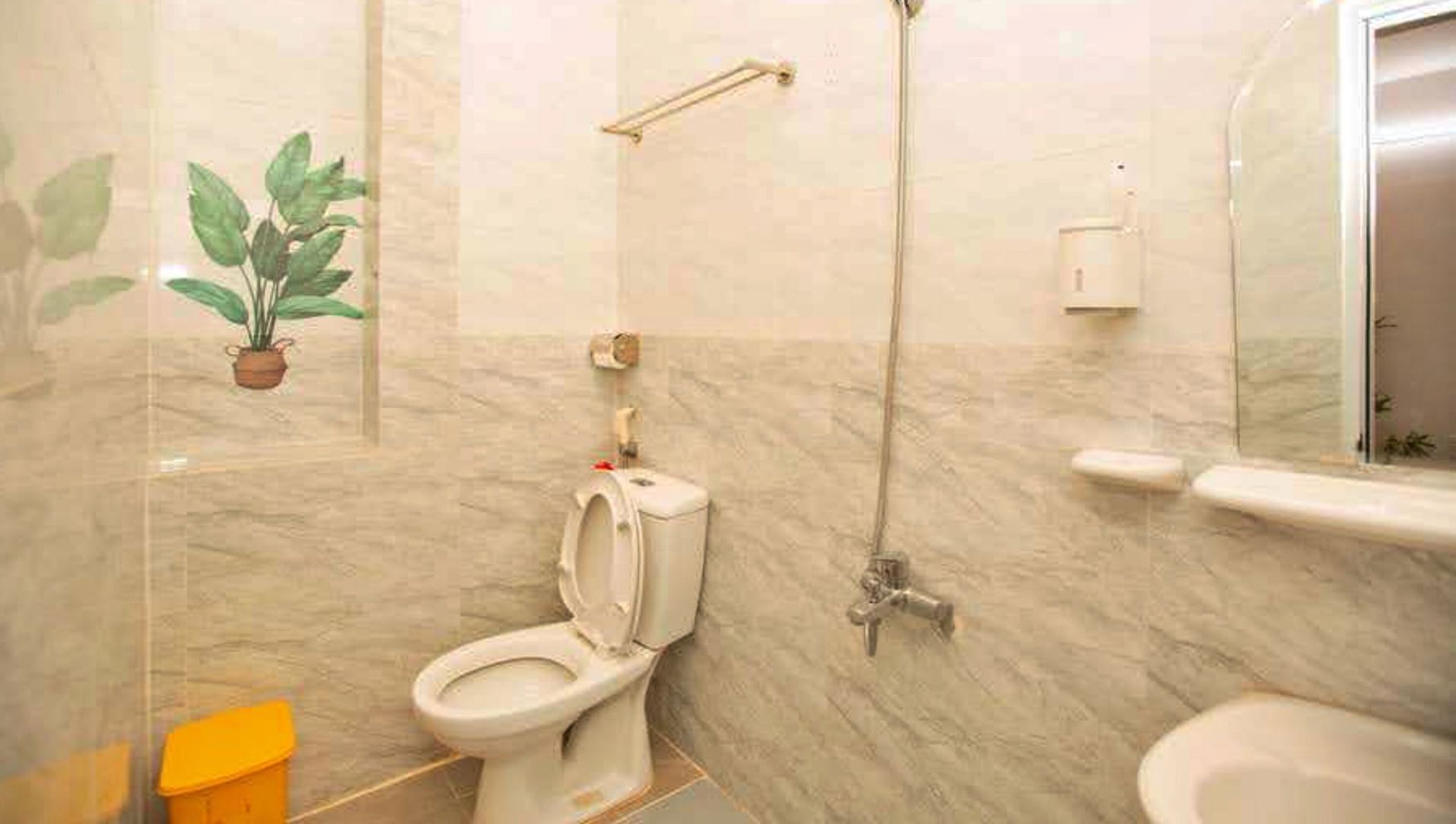 Baño | Ducha, artículos de higiene personal gratuitos y secador de pelo