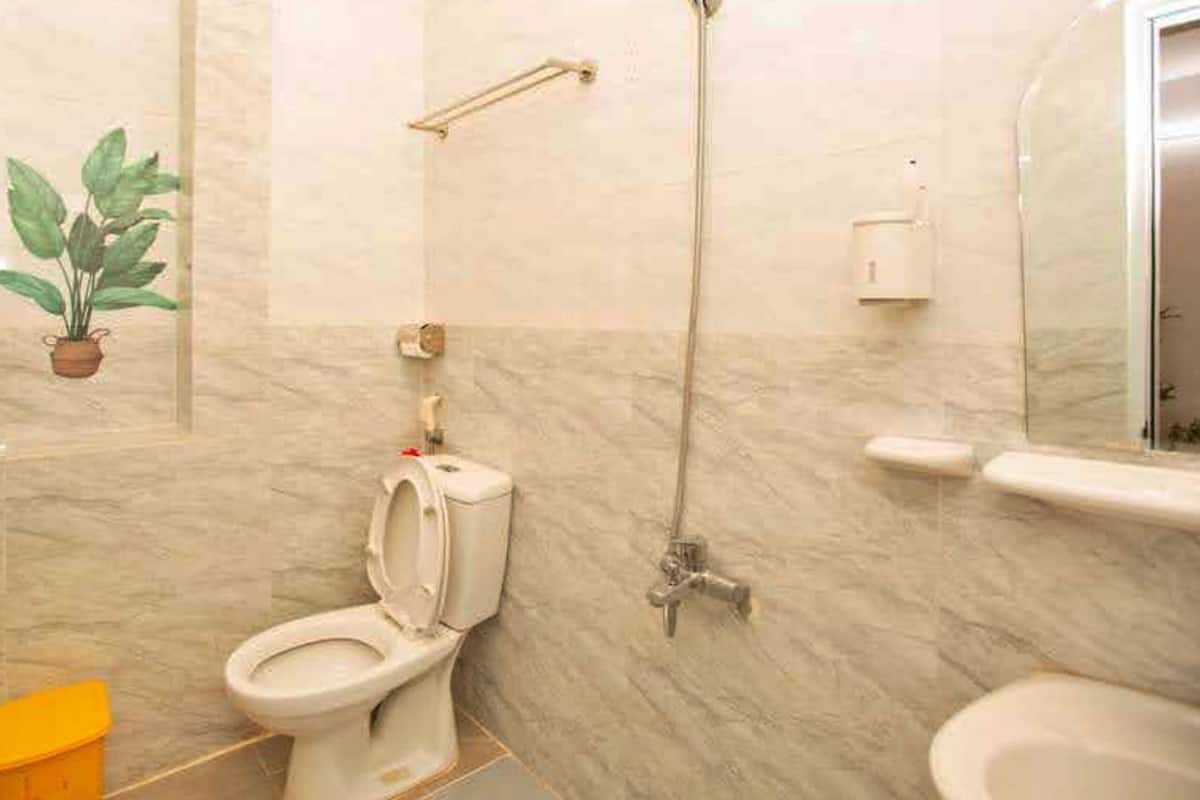 Bathroom | Shower, free toiletries, hair dryer, slippers