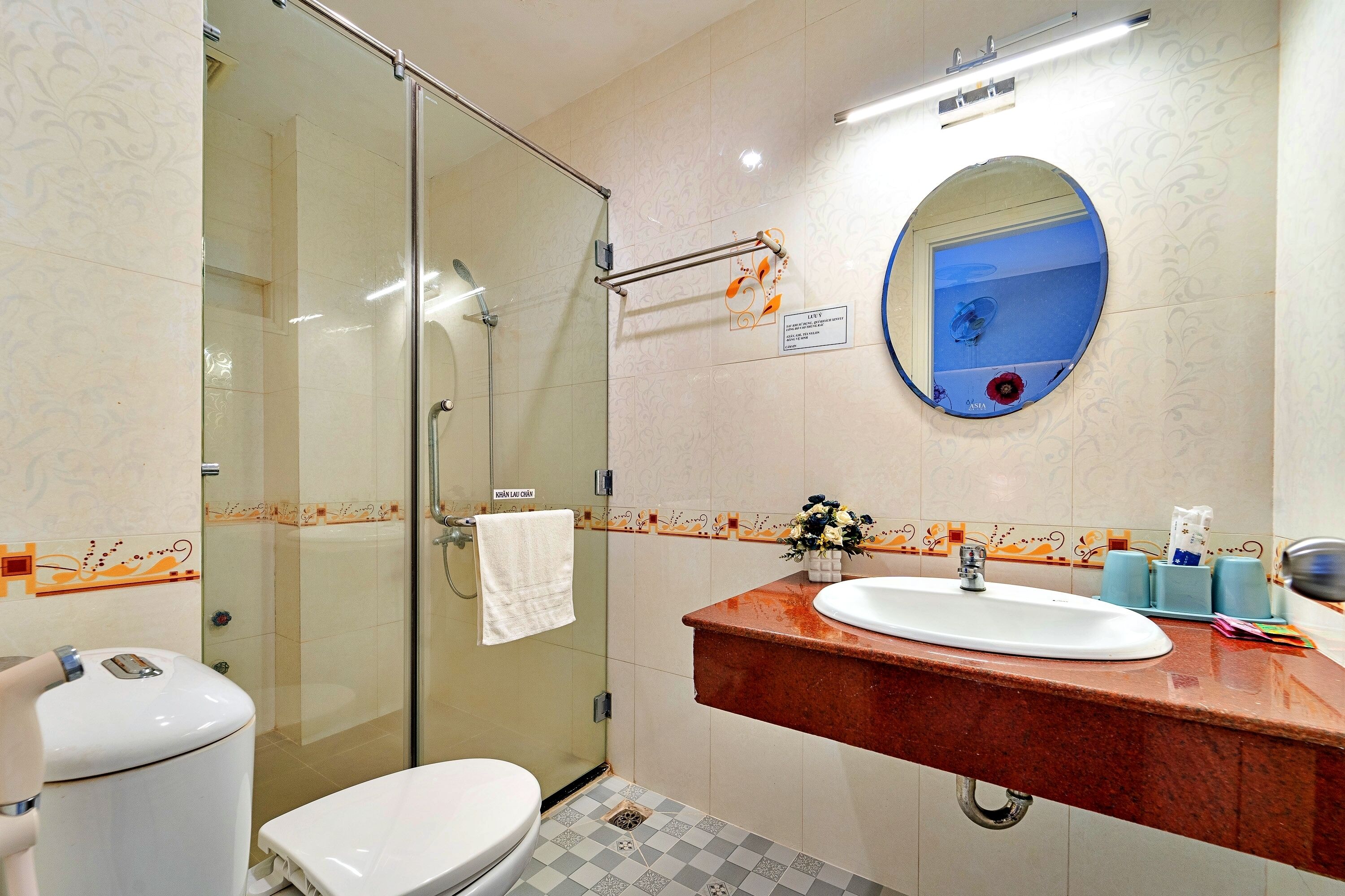 Dusche, kostenlose Toilettenartikel, Haartrockner, Hausschuhe