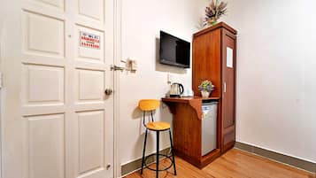 Standard Double Room | Premium bedding, individually decorated, individually furnished, desk