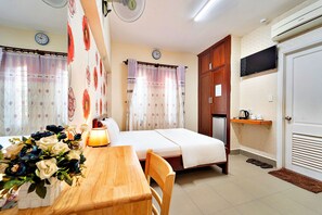 Deluxe Double Room, City View | Bathroom | Shower, free toiletries, hair dryer, slippers - S79 Bao Khoi Hotel (Ho Chi Minh City)