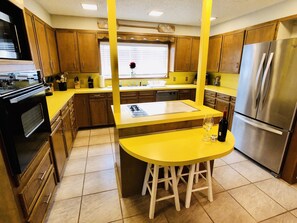 Réfrigérateur, micro-ondes, four, plaque de cuisson