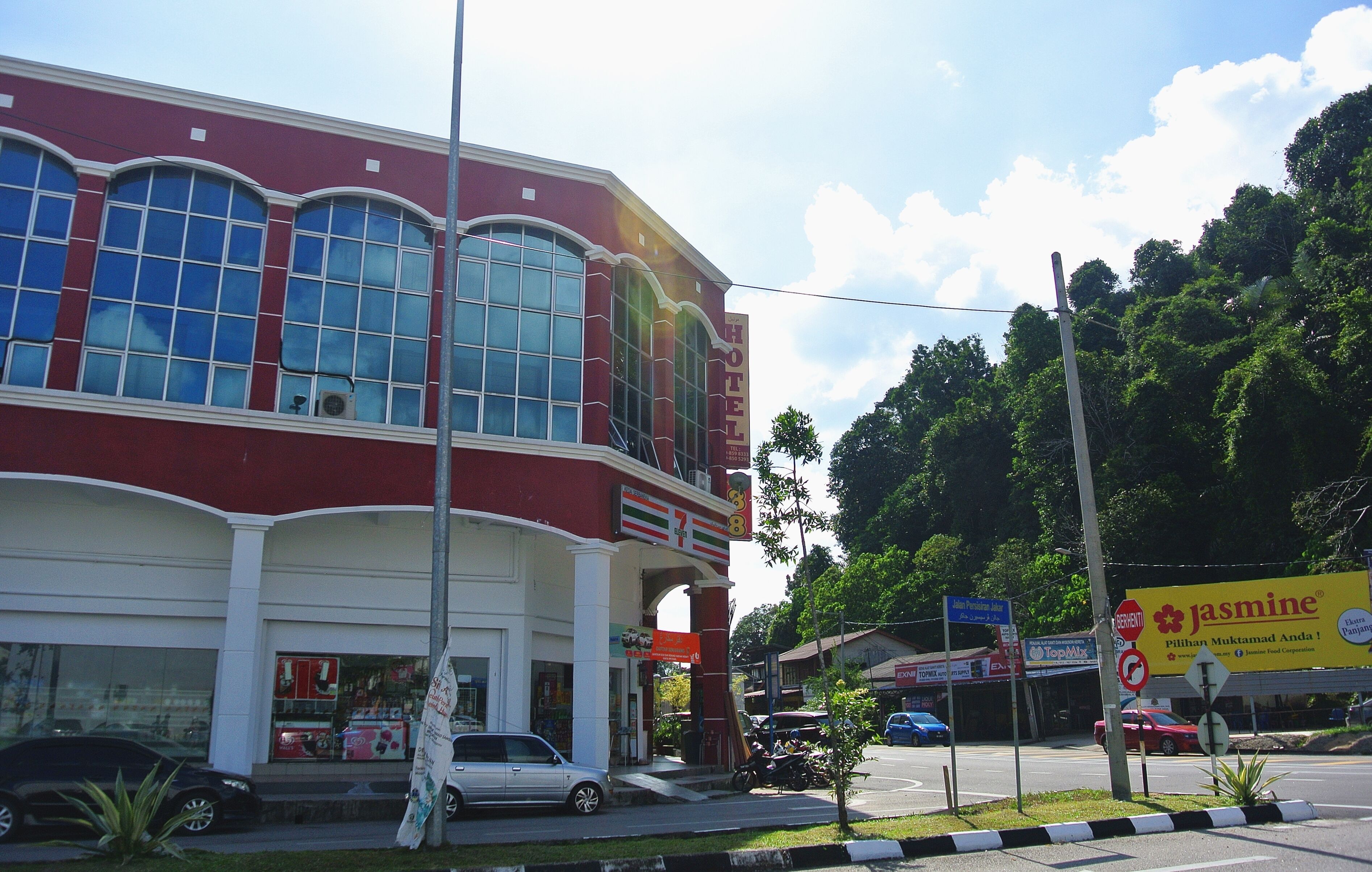 Vista frontal de la propiedad por la tarde o noche