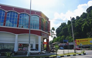 Bagian depan properti - sore/malam