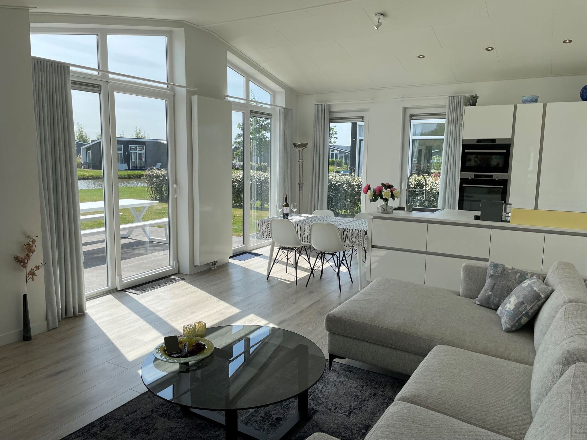 Una televisión, una chimenea