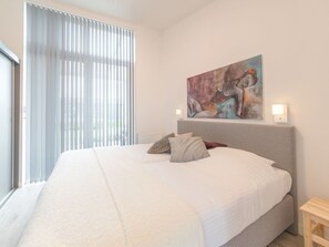 2 bedrooms, travel cot, free WiFi, bed sheets
