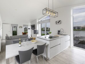 Micro-ondes, four, lave-vaisselle, chaise haute