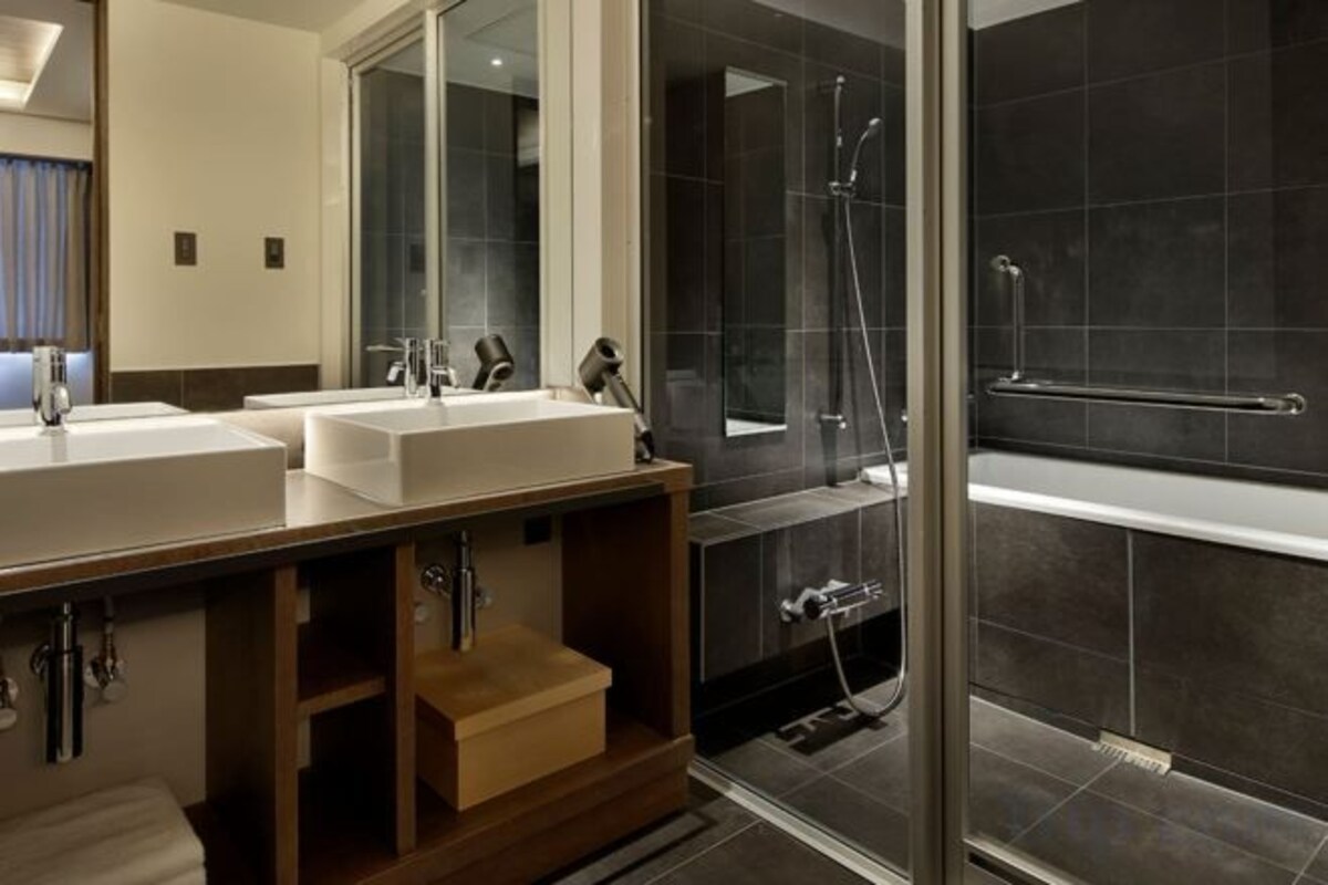 Salle de bain | Baignoire et douche séparées, articles de toilette (gratuits)