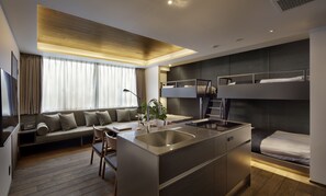 Habitación, para no fumadores (Loft C) | Cocina privada | Frigobar, microondas, parrilla de estufa y tetera eléctrica
