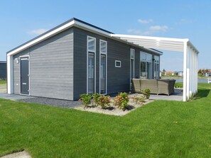 Sky, Building, Plant, Window, Cloud, House, Door, Land Lot, Cottage, Grass - Nice apartment in villa for 4 people with WIFI, TV and patio (Wemeldinge)