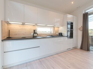 Microwave, oven, dishwasher, high chair - Cosy apartment in villa for 4 people with WIFI, TV and patio (Wemeldinge)