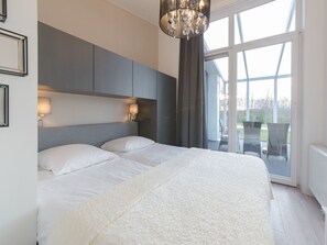 2 bedrooms, travel crib, free WiFi, bed sheets - Nice apartment in villa for 4 people with WIFI, TV and patio (Wemeldinge)