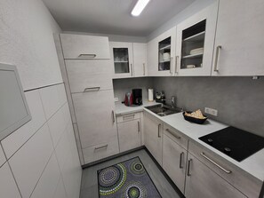 Kühlschrank, Mikrowelle, Wasserkocher mit Kaffee-/Teezubehör