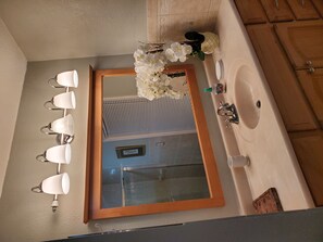 Regadera, toallas, papel de baño 