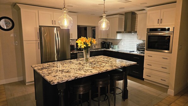 Réfrigérateur, four à micro-ondes, un four, surface de cuisson