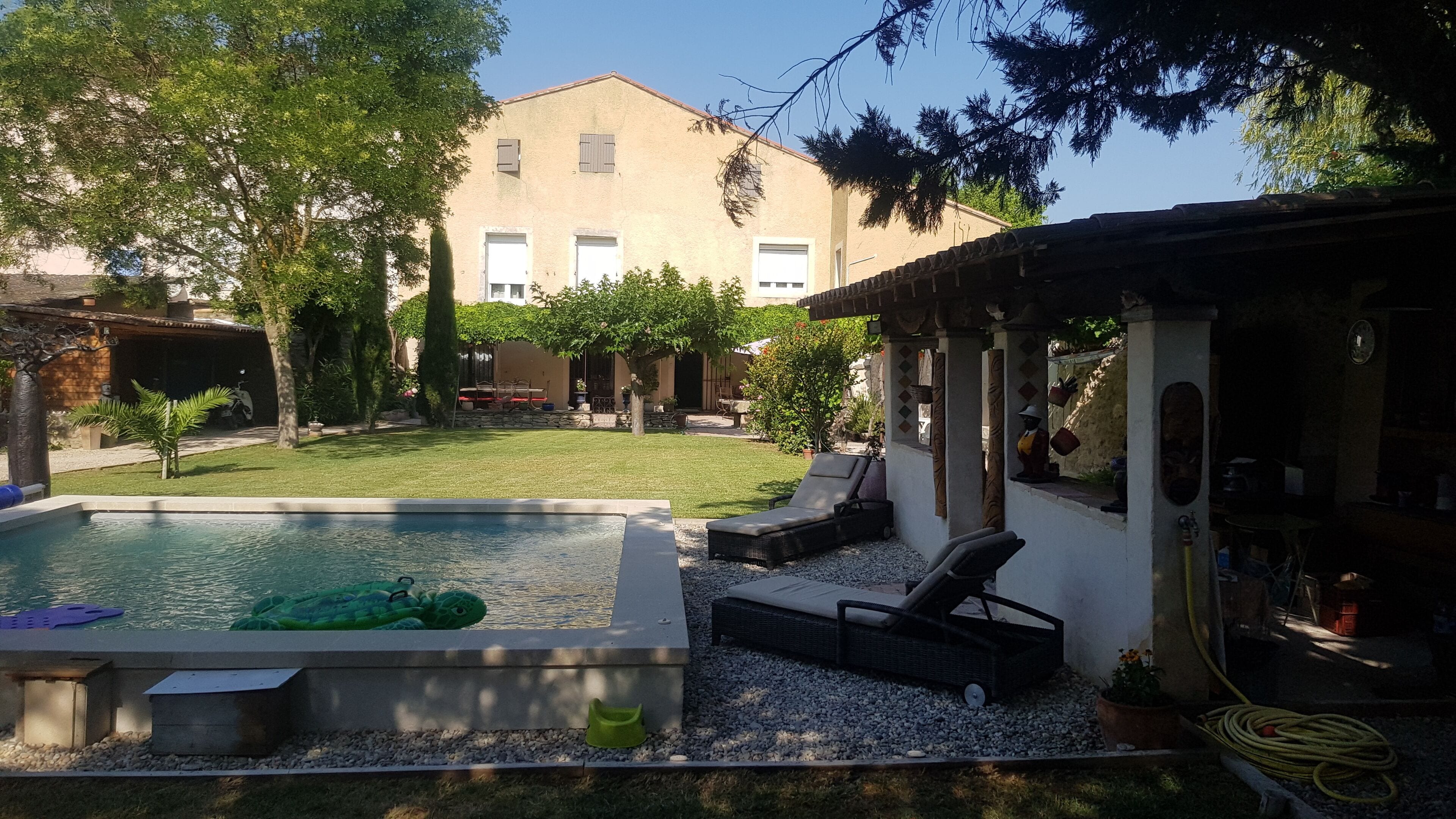 Een buitenzwembad en een verwarmd zwembad