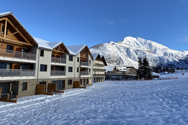 Vue de la résidence cÎté front de neige. Appartement duplex au dernier étage