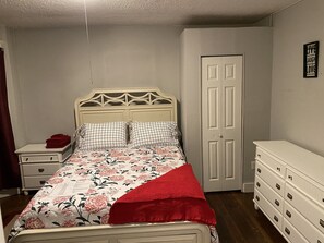 Room - Cozy Red Room (In Springfield) (Springfield)