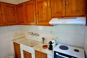 Réfrigérateur, un four, surface de cuisson, cafetière-théière