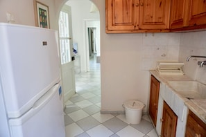 Kühlschrank, Ofen, Herdplatte, Wasserkocher mit Kaffee-/Teezubehör