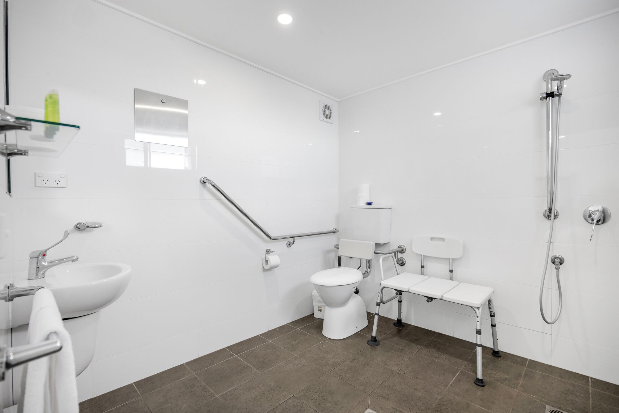 Ein modernes Badezimmer mit Toilette, Bidet, Waschbecken und Dusche.