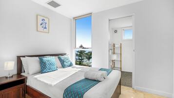 Penthouse Deluxe (Queen) | Tabla de planchar con plancha, wifi gratis y ropa de cama