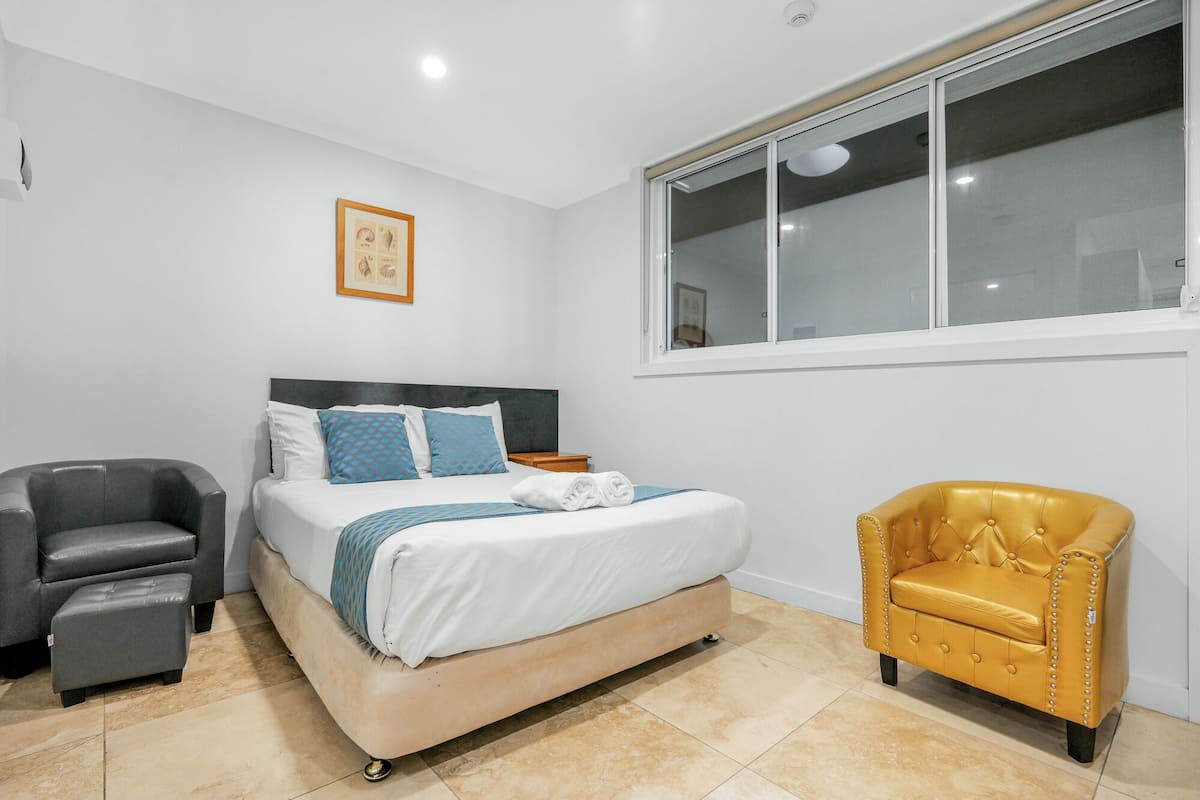 Estudio, 1 cama matrimonial | 2 habitaciones, tabla de planchar con plancha y wifi gratis