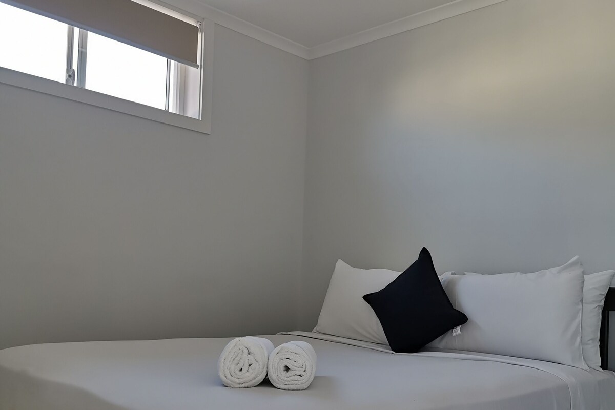 Tabla de planchar con plancha, wifi gratis y ropa de cama 