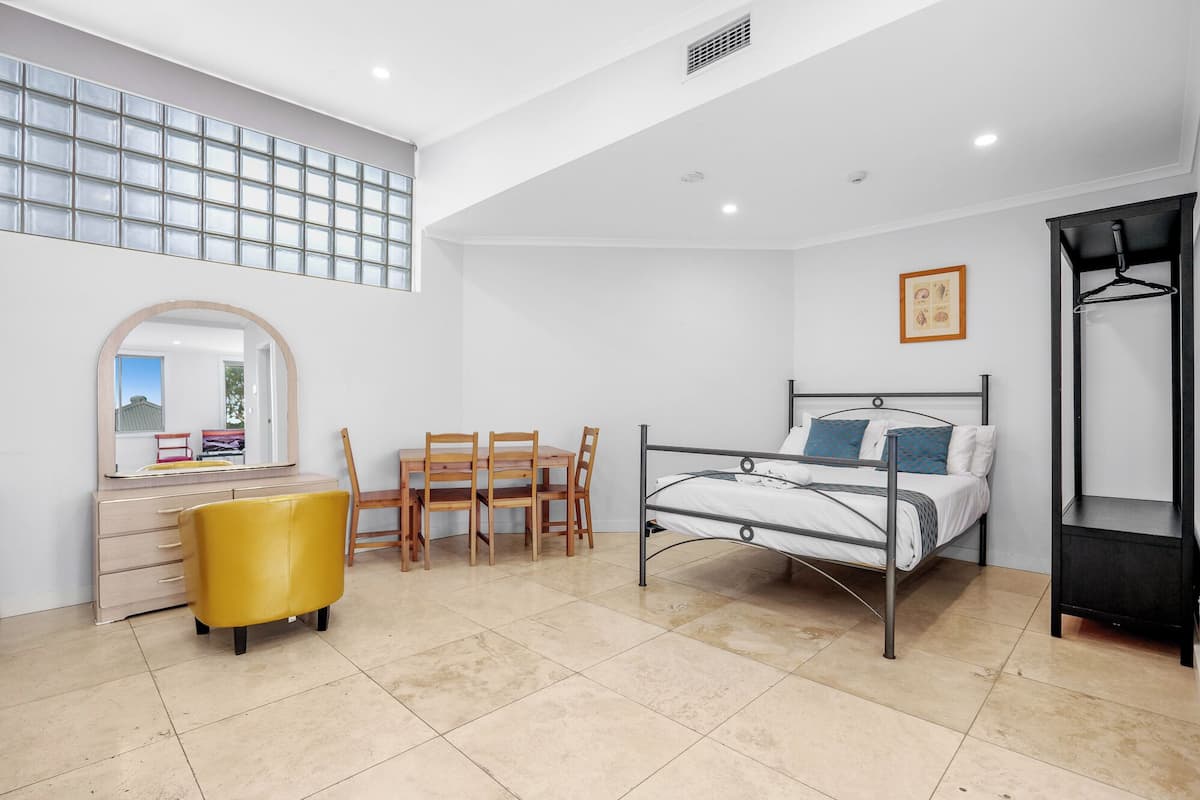 Estudio familiar, varias camas (Queen) | 2 habitaciones, tabla de planchar con plancha y wifi gratis
