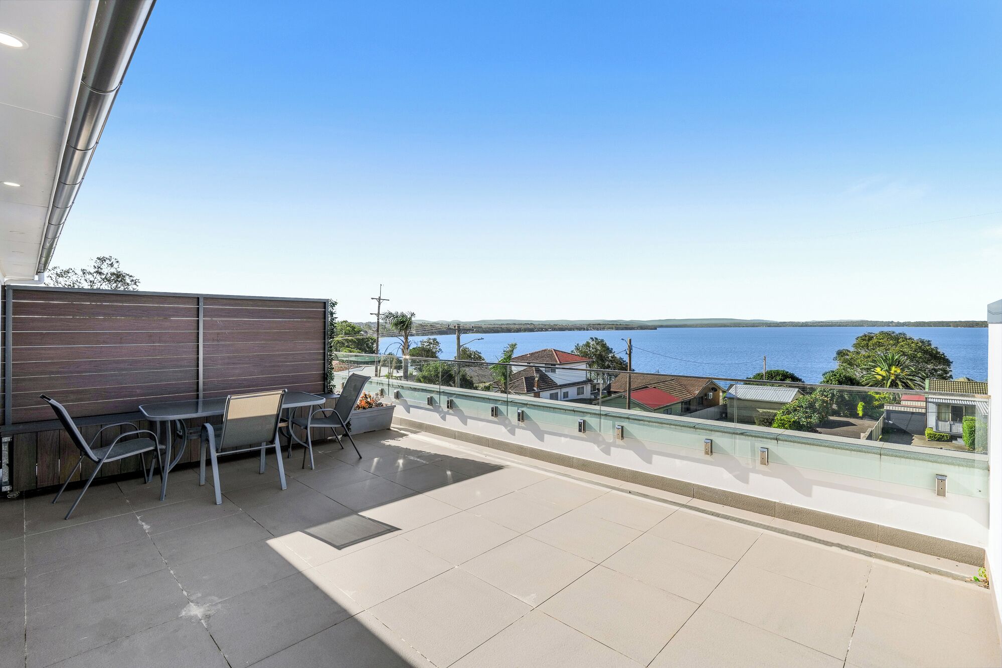 En balkon med havudsigt, et bord og stole.