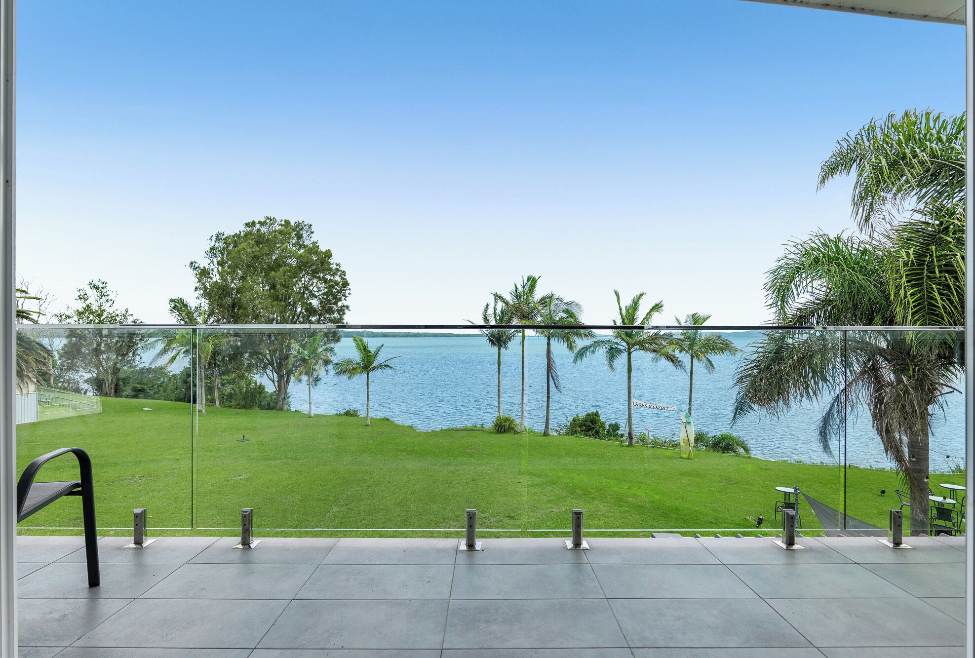 ファミリー アパートメント 4 ベッドルーム (Queen) | リビング エリア | 薄型テレビ