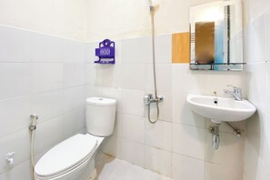 A bathroom with a toilet, a shower, and a sink. - Super OYO 3092 Falah Residence Syariah (Padang)
