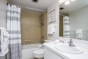 Combined shower/bathtub, hair dryer, towels